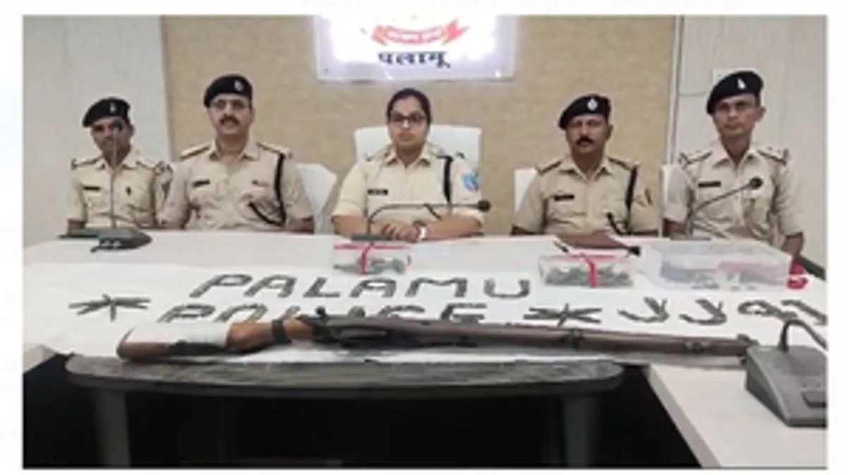 झारखंड के पलामू में नक्सलियों के ठिकाने से 994 कारतूस और हथियारों का जखीरा बरामद